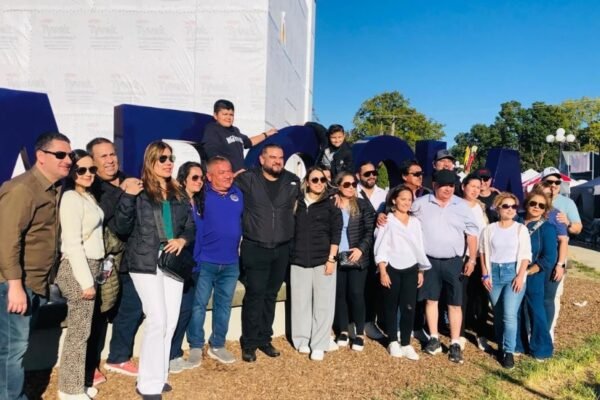 Carlos Rodríguez “El Cuate” fortalece lazos internacionales con Arcola, Illinois