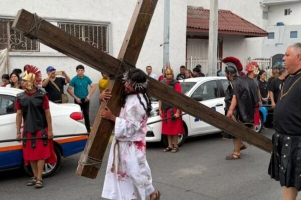 Feligreses reviven la Pasión de Cristo en Viacrucis de Monterrey