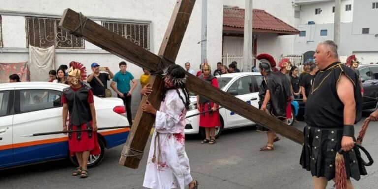 Feligreses reviven la Pasión de Cristo en Viacrucis de Monterrey