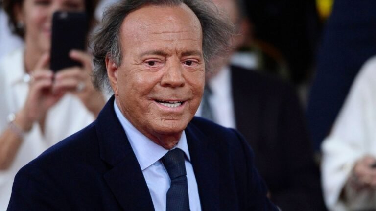 Julio Iglesias demanda a Yolanda Díaz por vulnerar su honor